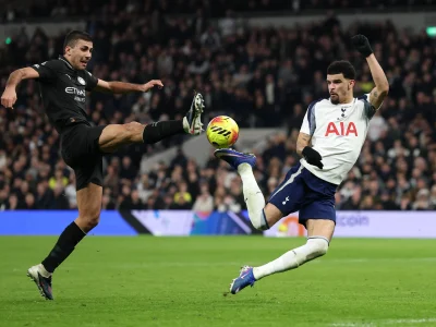 CÚ SÚT ĐIÊN RỒ! Solanke ‘học lỏm’ tuyệt chiêu bọ cạp của Giroud, cứu Tottenham cầm hòa Man City