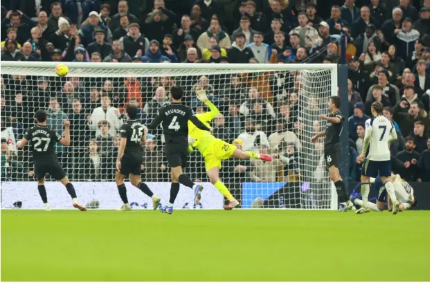 Dominic Solanke tái hiện siêu phẩm bọ cạp của Giroud 1