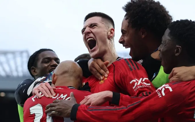 Đồng đội chia vui với Sesko