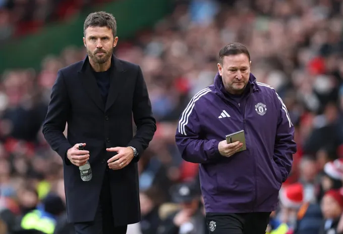 Carrick đang chơi tất tay tại MU với phong cách đơn giản, phóng khoáng