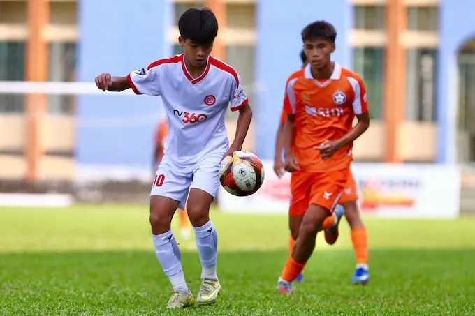 Pha tranh chấp của cầu thủ trẻ Thể Công Viettel và Đà Nẵng - Ảnh: Nguyễn Khánh